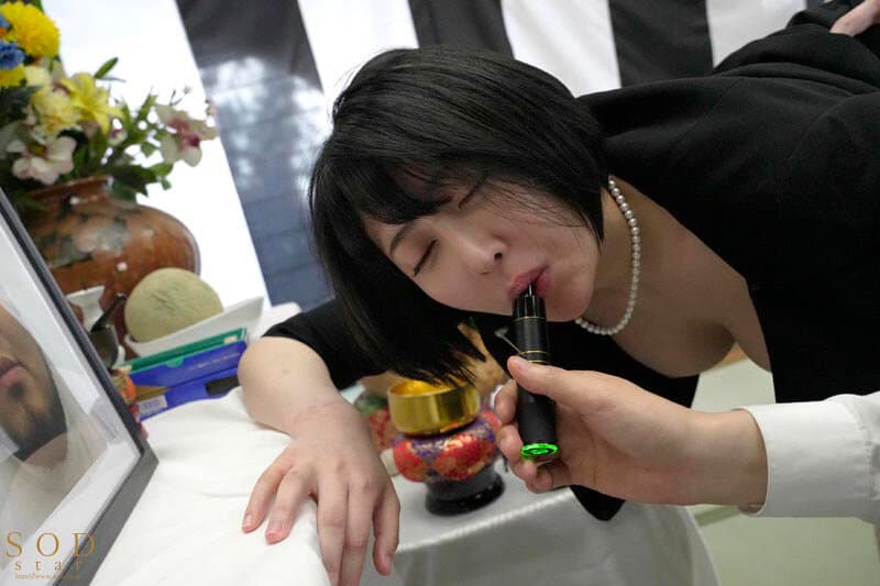 [1start00203]ガンギマリ喪服未亡人 葬儀会場で親戚達に媚ヤクを盛られ、2年振りの快楽にキメセク痙攣エクスタシーし続ける… 夏目響 potupo