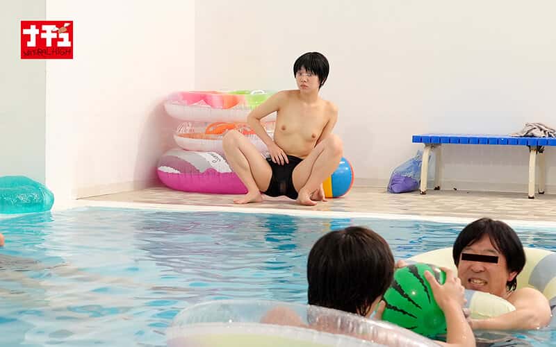 [1nhdtc00082]つるぺた女子の男水着チャレンジ 県民プールでデカチンおじに女子だとバレて中出しされて…マジ最悪だったよぉぉ～！