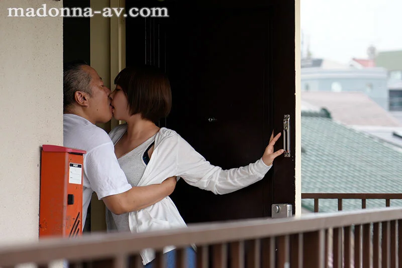 [jur00598 JUR-598]「全部私が受け止めてあげる」 冴えない中年オヤジの寂しさを埋める 全肯定人妻の身も心も蕩け堕ちる甘やかし性交 宍戸里帆