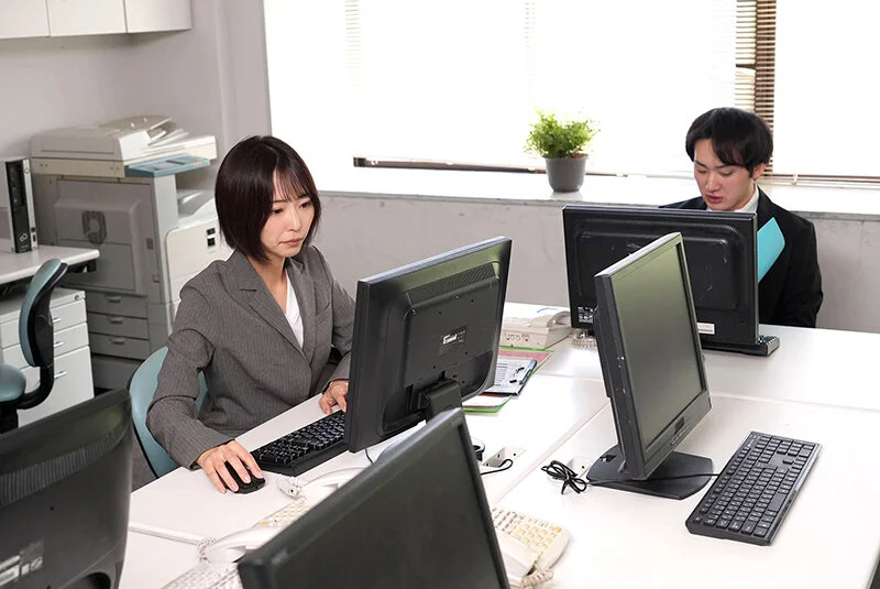 [ngod00310 NGOD-310]ちんれつの妻 本社勤務のバリキャリ妻が「陳列」作業中、倉庫の汗臭作業員たちの立派な極太巨根でヒィヒィ言わされてました… 那賀崎ゆきね